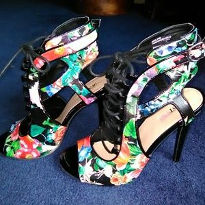 Cheerful floral heels